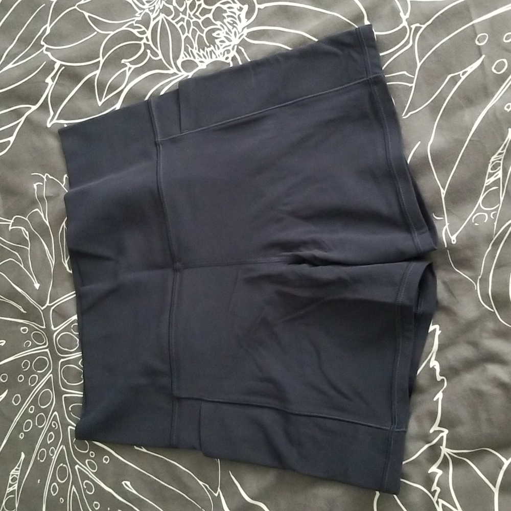Athleta Salutation Stash Pocket 5", size medium.